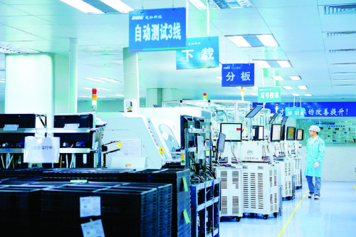     惠州光弘科技股份有限公司員工監控自動測試線運轉情況。    惠州日報記者湯渝杭 攝