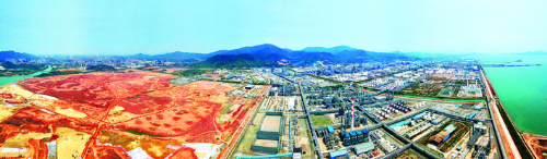    ?？松梨诖鬄硡^惠州乙烯項目選址（左）全景圖。惠州日報記者王建橋 攝