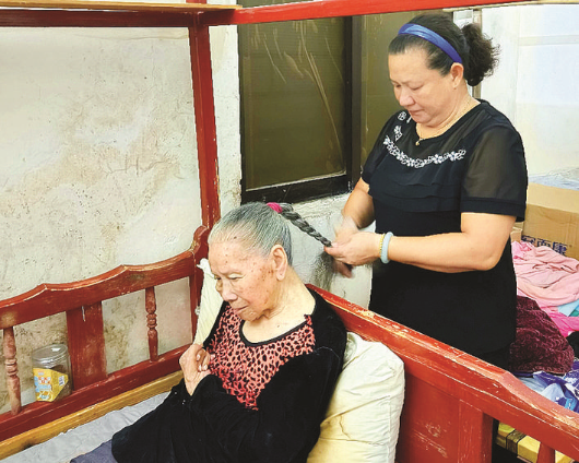 李秀花盡心盡力照顧老人。