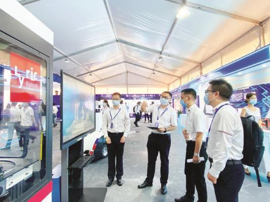     嘉賓參觀東江灣產業園企業文化展廳。惠州日報記者湯渝杭 攝