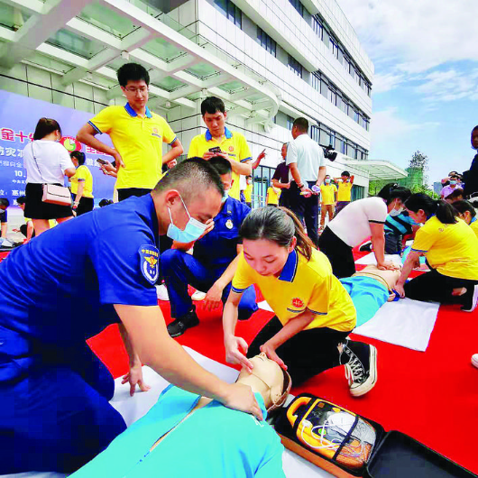     市民學習急救操作方法?；葜萑請笥浾咧苤锹?攝