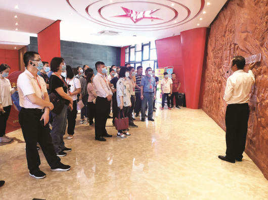 黨員干部參觀高潭革命歷史陳列館。