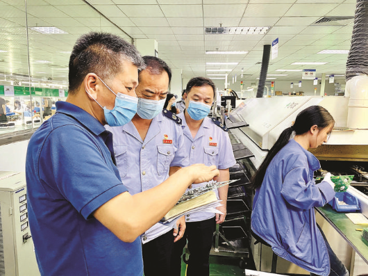     惠陽稅務工作人員走進企業落實惠企政策。