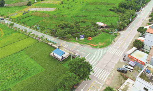 省道357線與Y709線交會路口整治后交通配套設(shè)施完善。 惠州日報記者朱金贊 攝