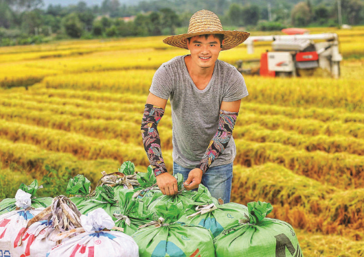農(nóng)民豐收的喜悅寫在臉上。