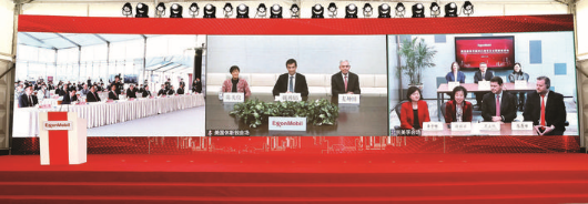     11月16日上午，?？松梨诨葜菀蚁╉椖咳娼ㄔO活動在廣東省惠州市大亞灣區、北京和美國休斯敦三地同時舉行，標志著項目生產裝置進入全面正式建設階段。受疫情影響，本次活動通過云技術在三地會場同步進行?；葜萑請笥浾呃钏蓹?攝