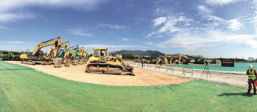     工程機械整裝待發，準備投入全面建設?；葜萑請笥浾呃钏蓹?攝