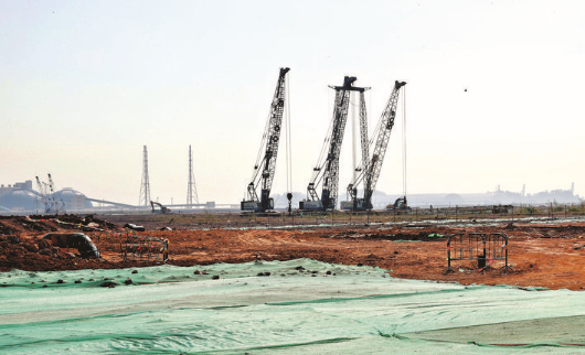     重件碼頭、跨海管廊等工程建設穩步推進?；葜萑請笥浾呃钏蓹?攝