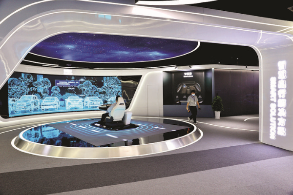 德賽西威智能網(wǎng)聯(lián)惠南工業(yè)園展廳的智能駕艙充滿科技感。惠州日?qǐng)?bào)記者李松權(quán) 攝