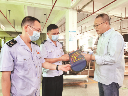 惠州稅務人員深入企業宣傳輔導,助力企業應享盡享稅收優惠政策。