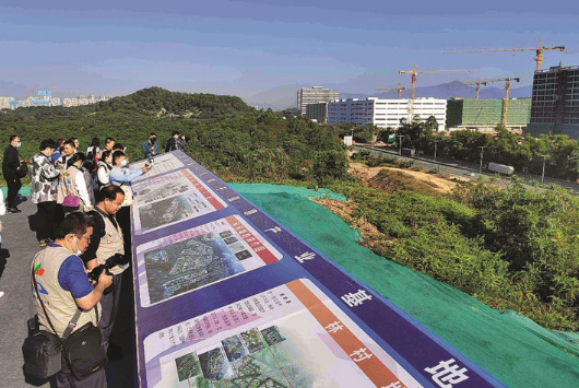 采訪團探訪臨深新一代電子信息產業基地。