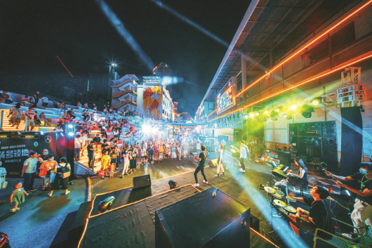 惠州文旅市場逐步打開,文旅產業磁吸力不斷增強,城市充滿時尚活力。這是市民在33號青年公路街區觀看表演。惠州日報記者周楠 攝