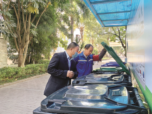     市區江北嘉和名苑小區的物業人員變身垃圾分類督導員，積極引導居民做好垃圾分類。