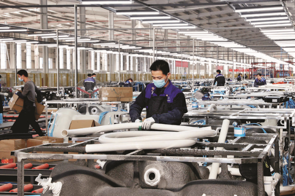 尚雷仕(惠州)智能健康科技有限公司的工人在打包產品。