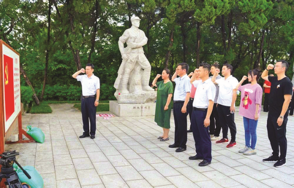     市紀委監委到豐山公園開展“傳承革命精神 賡續紅色血脈”主題黨日活動。