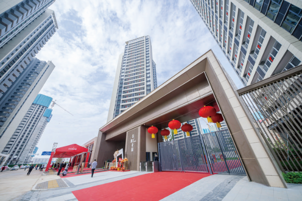     紅色燈籠高掛，春節氣氛裝點著惠州多個樓盤現場。 惠州日報記者周楠 攝