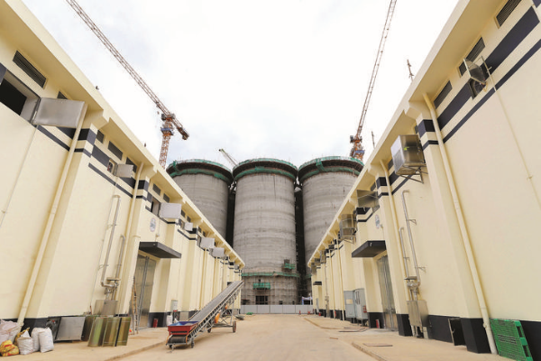     粵港澳大灣區(qū)（廣東·惠州）綠色農(nóng)產(chǎn)品生產(chǎn)供應(yīng)基地糧倉內(nèi)已存放了2萬多噸儲備糧?；葜萑請笥浾邨罱I(yè) 攝