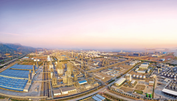 我市聚力實(shí)體經(jīng)濟(jì)走穩(wěn)高質(zhì)量發(fā)展路子邁出堅(jiān)實(shí)步伐。這是欣欣向榮的大亞灣石化區(qū)。惠州東江圖片社供圖
