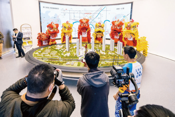 地產(chǎn)銷售人員線上發(fā)起直播看房,助力營銷。 惠州日報記者周楠 攝