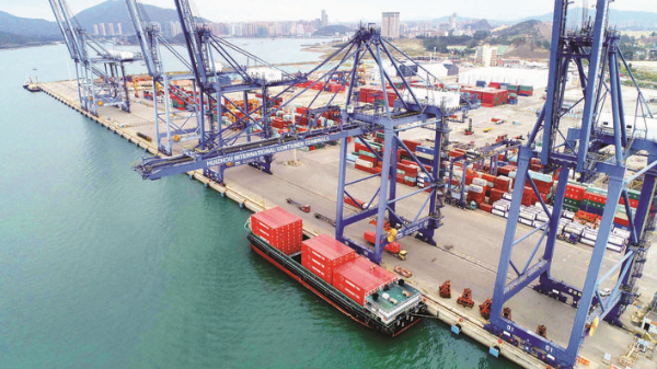     一艘進(jìn)港的集裝箱船正在進(jìn)行卸載作業(yè)。惠州日?qǐng)?bào)記者楊建業(yè) 攝