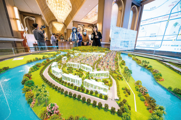 春節(jié)假期后天氣回暖,看房的置業(yè)者增多。 惠州日報記者周楠 攝