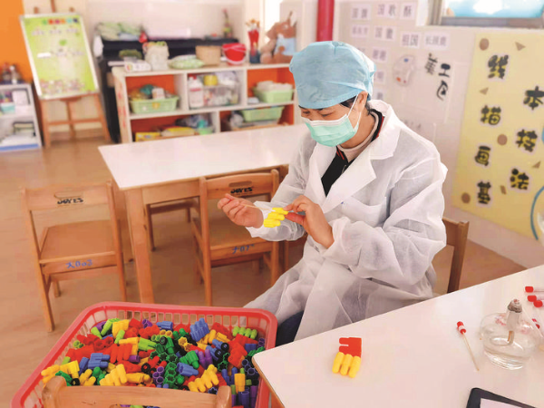     市疾控中心工作人員在進行手足口病毒監測及消殺。