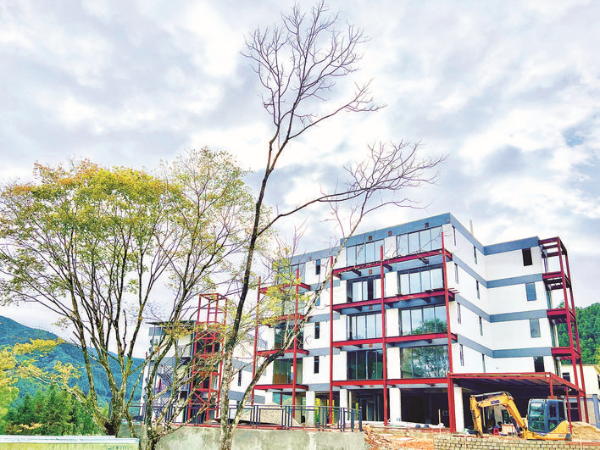 羅洞村民小組依托農(nóng)村宅基地制度改革引進(jìn)的旅游項(xiàng)目正在如火如荼建設(shè)中。