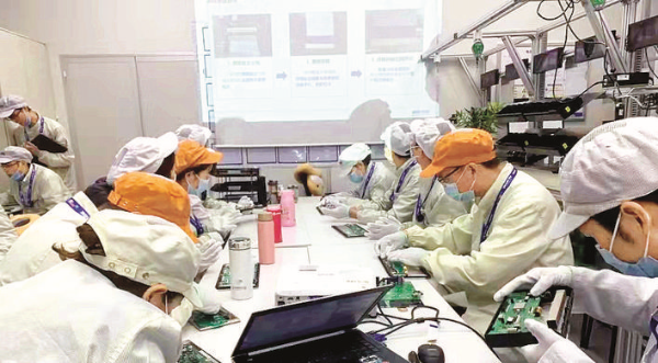 德賽西威對員工開展技能培訓(xùn)與鑒定。惠州日報(bào)記者楊敬賀 通訊員德賽宣 攝