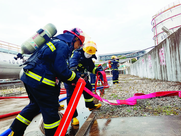     利用機動泵向消防車供水。