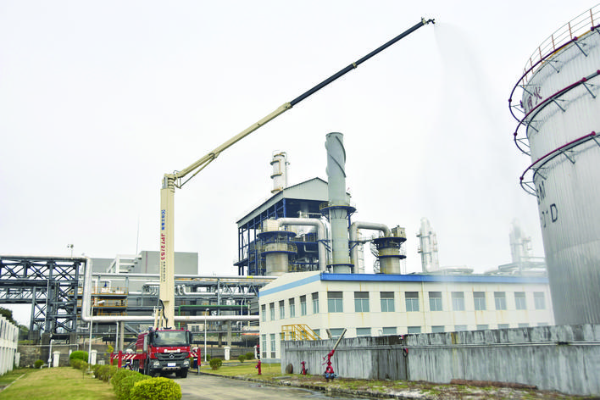     設置舉高陣地實施滅火。