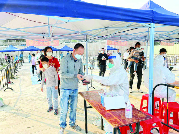     紀(jì)檢監(jiān)察干部參與核酸檢測(cè)采樣等志愿服務(wù)。