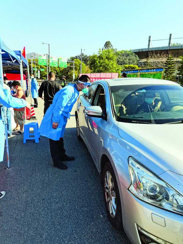     市紀(jì)委監(jiān)委青年黨員突擊隊(duì)在高速出口查驗(yàn)粵康碼。