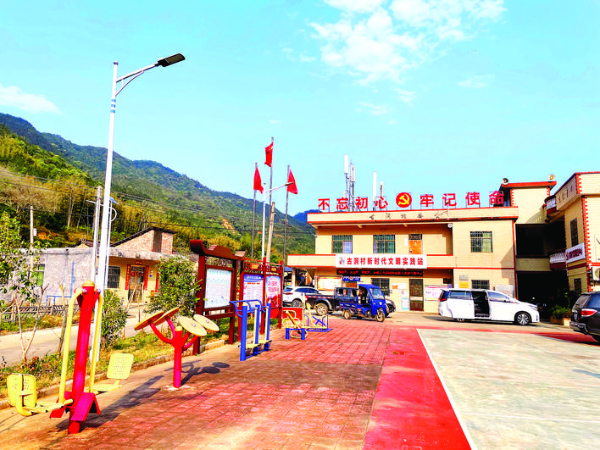 ?古洞村黨群服務(wù)中心前飄揚的紅旗在陽光的映照下熠熠生輝。