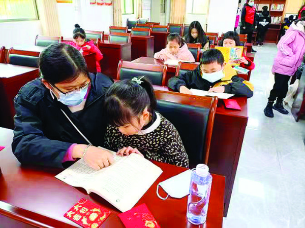 洛塘村村民在農家書屋看書。