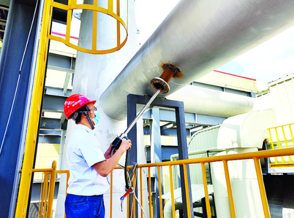     惠州檢測院檢驗人員在檢測設備。惠州日報記者譚琳 通訊員鐘鳴宇 攝