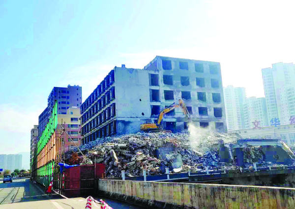     經過近兩個月時間，這棟18層建筑已被完全拆除。