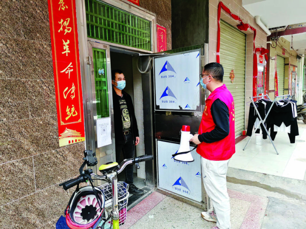     黨員房東上門宣傳出租屋管理相關政策。