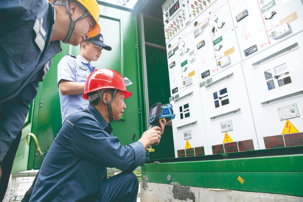     5月10日，南方電網廣東惠州博羅供電局聯合電網警務室對供電范圍的配電設備進行排查，確保強降雨期間的供電可靠。   廖偉興 攝