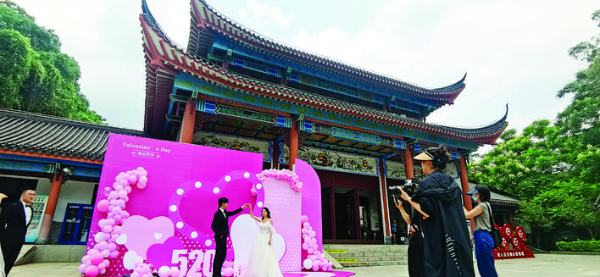     市民在羅浮山景區(qū)拍攝婚紗照?；葜萑?qǐng)?bào)記者李燕文 通訊員李淵 攝