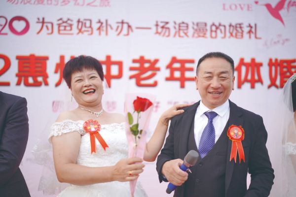 何志明、曾惠蓮夫妻:相知相愛30年,這次圓了30年的夢,太感動了。