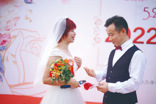 易建光、黃艷姿夫妻:攜手走過19年,當年兩人沒有舉行婚禮,今天彌補了遺憾!