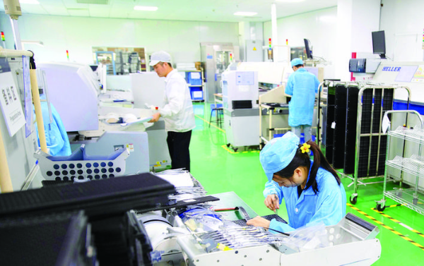 工作人員在偉樂視訊科技股份有限公司的生產車間忙碌。