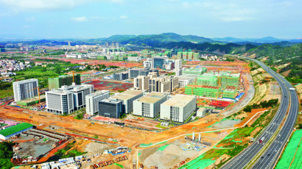     在中韓（惠州）產(chǎn)業(yè)園起步區(qū)，上百個(gè)工地塔吊林立，多個(gè)項(xiàng)目陸續(xù)投產(chǎn)，千億級(jí)現(xiàn)代產(chǎn)業(yè)新城雛形漸現(xiàn)。惠州日?qǐng)?bào)記者李松權(quán) 攝