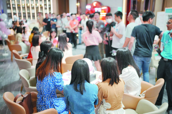 嘉賓們積極參與現場的游戲環(huán)節(jié)。