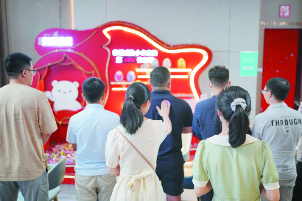 在心儀的對象后背貼上號碼牌。