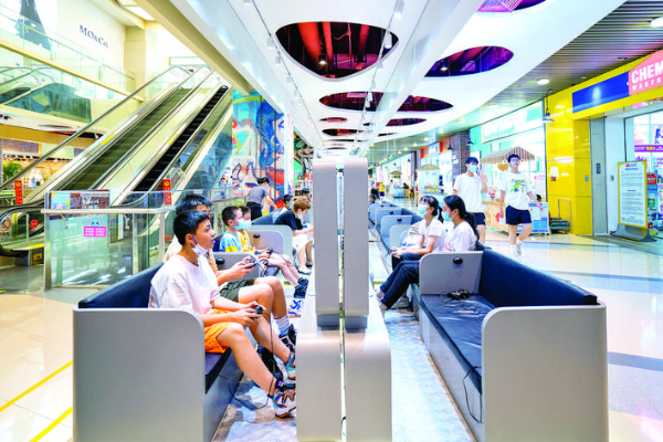 <p> 一樓的游戲區吸引市民前來體驗。</p>