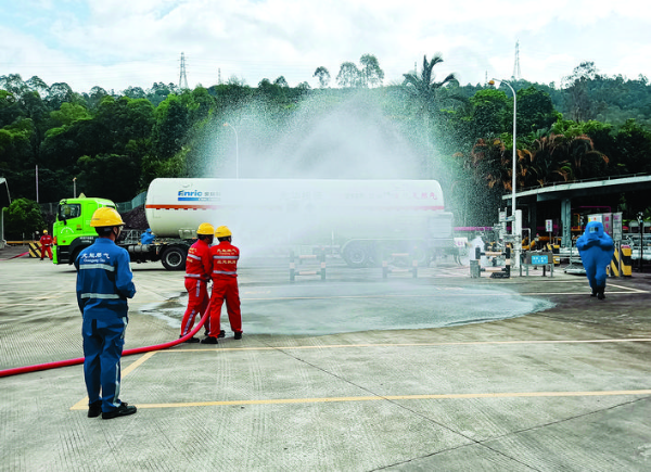     演練現場啟動消防設施。  惠州日報記者黃尉宏 許文昌 通訊員劉曼麗 攝