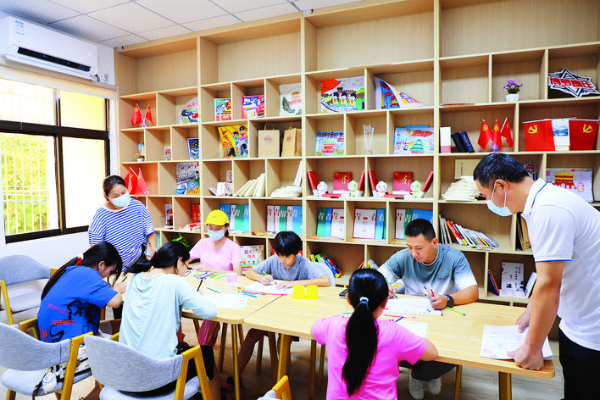     青少年在12355青少年綜合服務(wù)中心作畫。    惠州日報記者侯婉怡 李燕文 通訊員朱懿 聶慧玲 攝