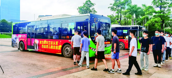 “惠州征兵集結(jié)號(hào)”吸引不少市民和適齡青年乘坐體驗(yàn)。惠州日?qǐng)?bào)記者劉豪偉 攝