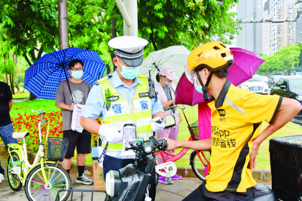 惠州公安交警在路面執勤,查糾交通違法行為,宣傳文明交通。惠州日報記者鐘暢新 通訊員黃輝延 攝